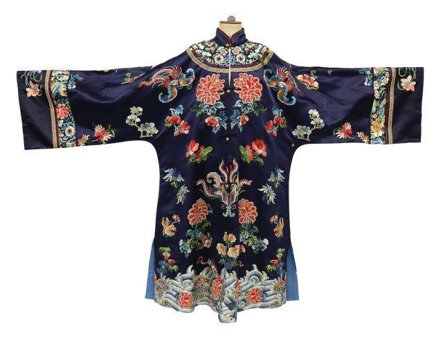 Appraisal: Chinese silk satin semi-formal robe with satin stitch and knot