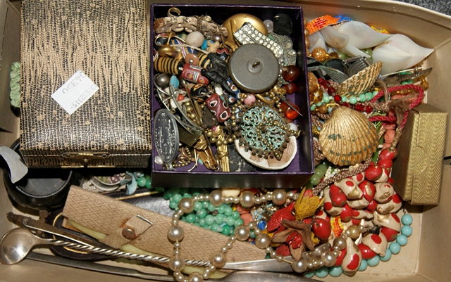 Appraisal: A quantity of various costume and other jewelleryincluding a cased