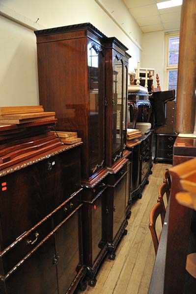 Appraisal: A CHIPPENDALE STYLE MAHOGANY BOOK CASE CABINET