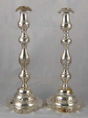 Appraisal: Judaica A pair of silver Shabat candlesticks Aaron Taitelbaum London