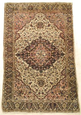 Appraisal: A Saruk rug north west Persia c x in x