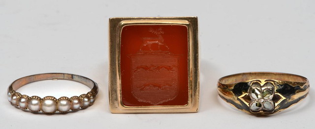 Appraisal: A CT GOLD RING of stylised form with seal setting