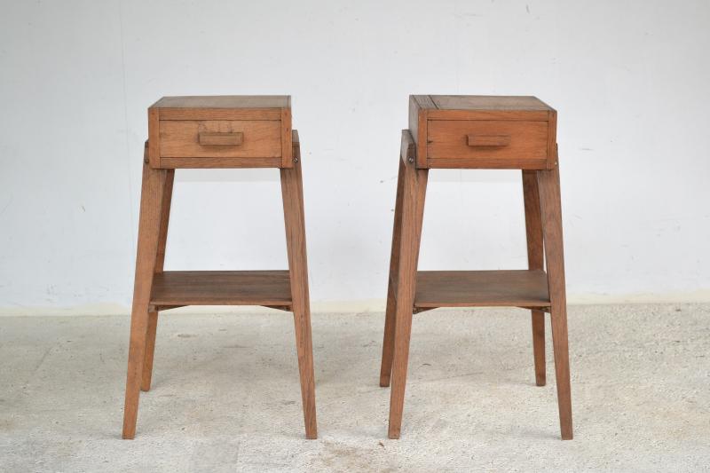 Appraisal: A PAIR OF MIDCENTURY OAK SINGLE DRAWER BEDSIDES A PAIR