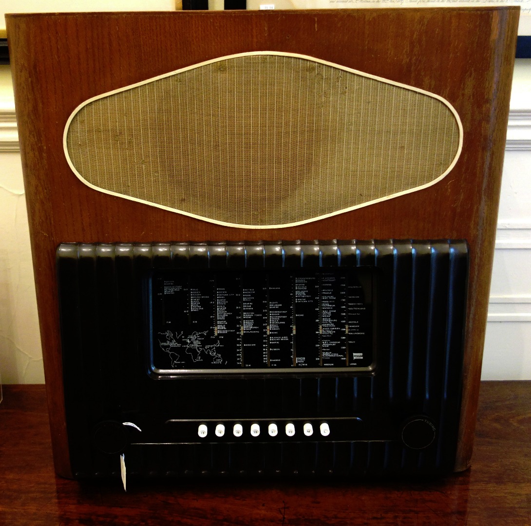 Appraisal: A Murphy A valve multi-band radio in shaped walnut case