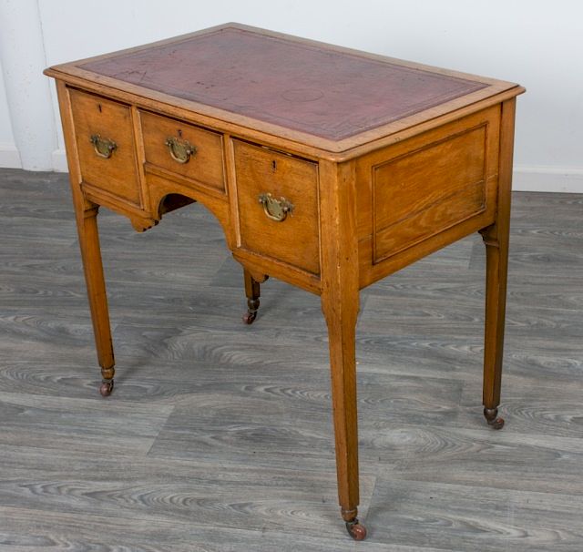 Appraisal: English Oak Lowboy Early th Century English oak lowboy having