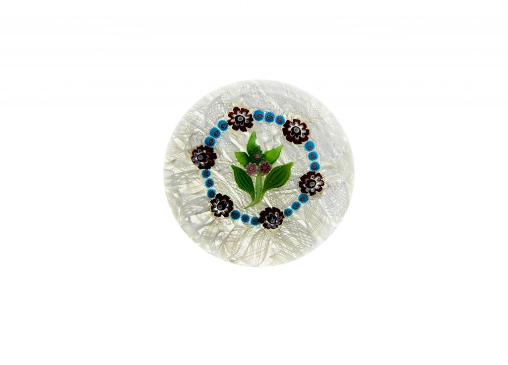 Appraisal: A CLICHY GARLANDED POSY PAPERWEIGHT the central three-cane posy with