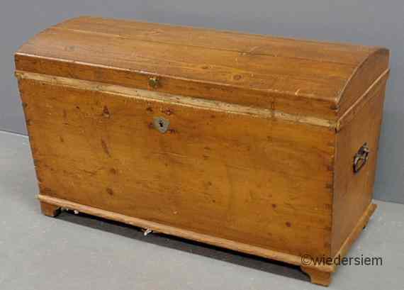 Appraisal: Pine dome-lid trunk with dovetailed construction ''h x ''l