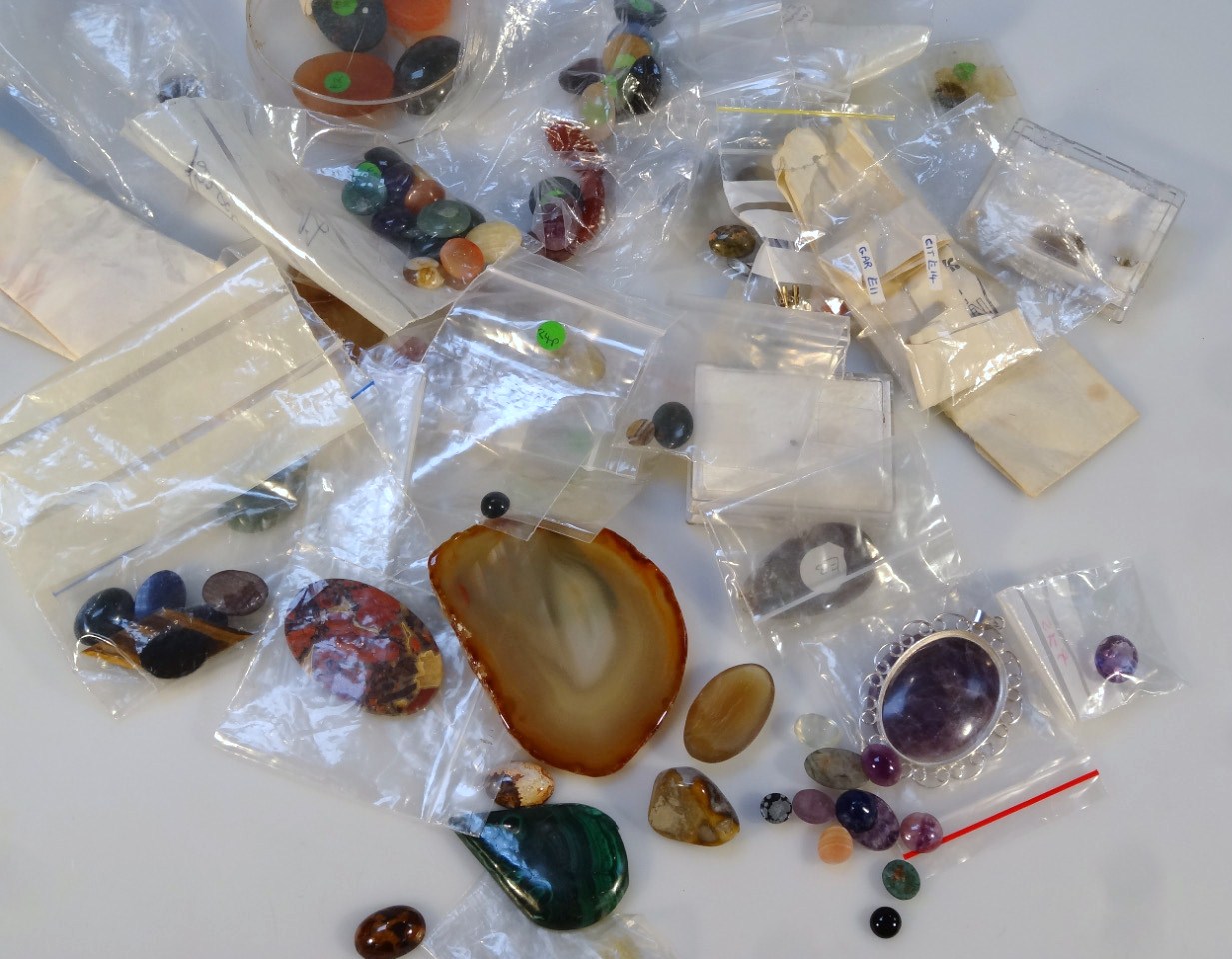 Appraisal: Various unmounted precious and semi precious stones facetted and other