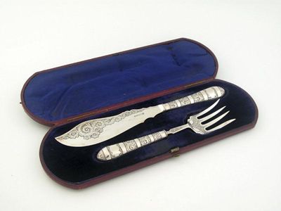 Appraisal: A cased pair of Victorian fish servers with alternating bands