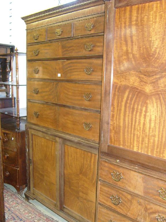 Appraisal: to match lot A good quality Edwardian mahogany gentleman's dressing