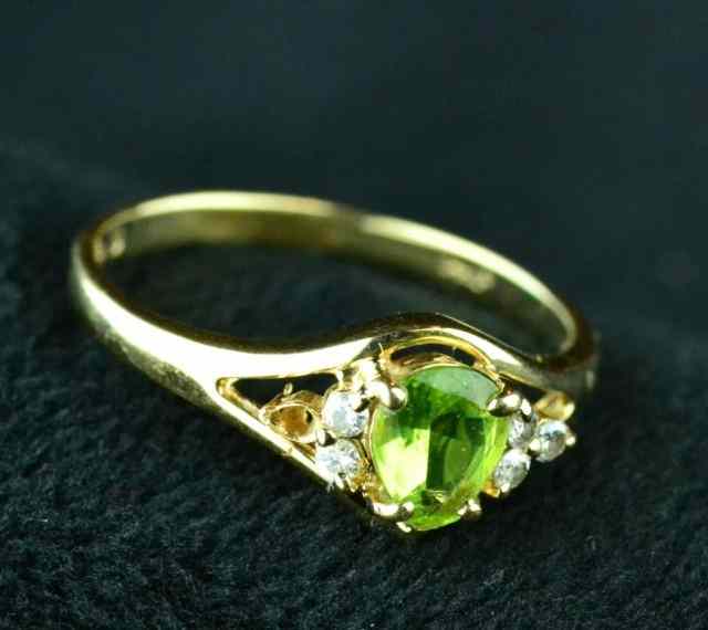 Appraisal: LADY'S GREEN STONE CRYSTAL RINGConsisting of karat yellow gold band