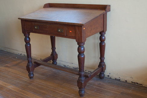 Appraisal: VICTORIAN CLERKS DESK