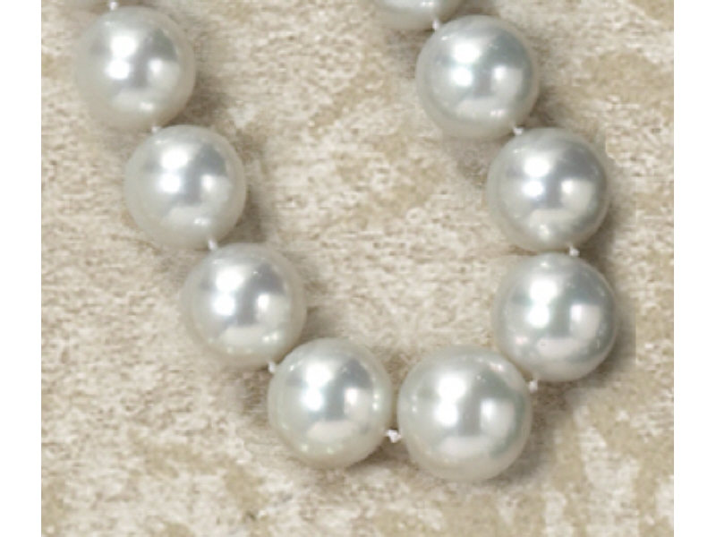 Appraisal: SOUTH SEA PEARLS Well matched white south sea pearl necklace