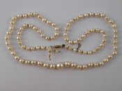 Appraisal: A graduated cultured pearl necklace with a white metal tests