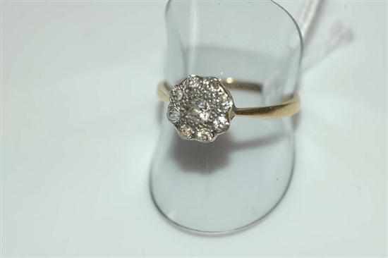 Appraisal: A FLORAL STYLE DIAMOND CLUSTER RING IN CT GOLD