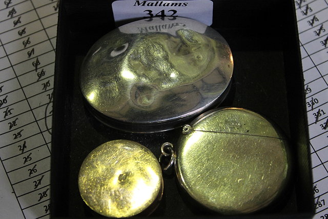 Appraisal: A SILVER VESTA CASE of circular form together with a