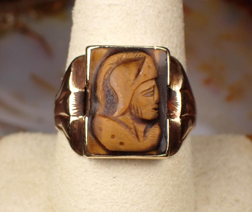 Appraisal: MAN'S VINTAGE TIGER'S EYE AND YELLOW GOLD RING The k