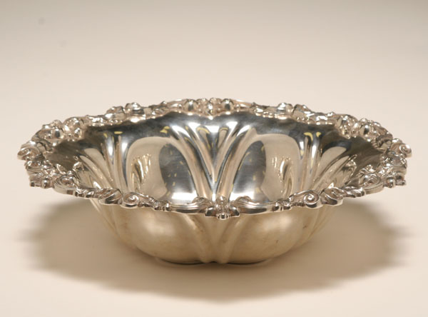 Appraisal: Meriden Britannia Co sterling silver bowl Applied oak leaf and