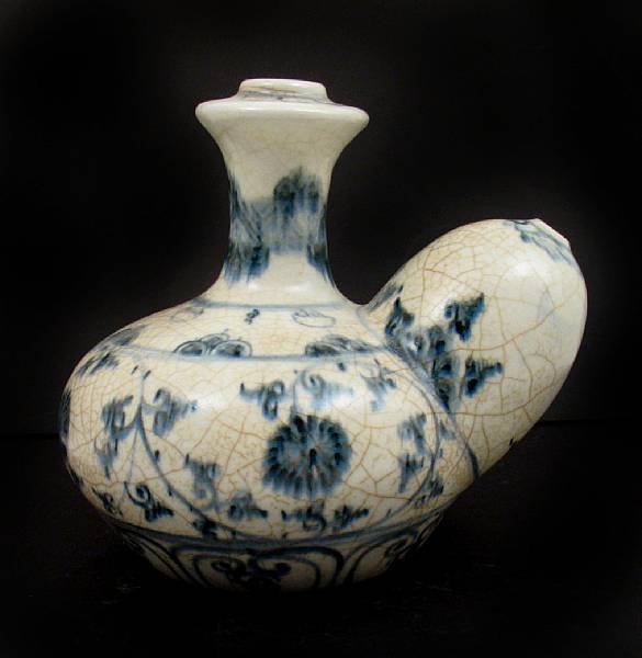 Appraisal: A Vietnamese blue and white ceramic kendi height in width