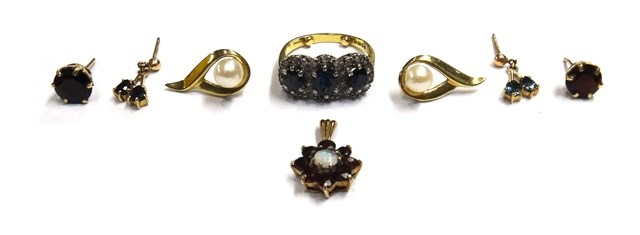 Appraisal: An ct gold sapphire and diamond set triple cluster ring