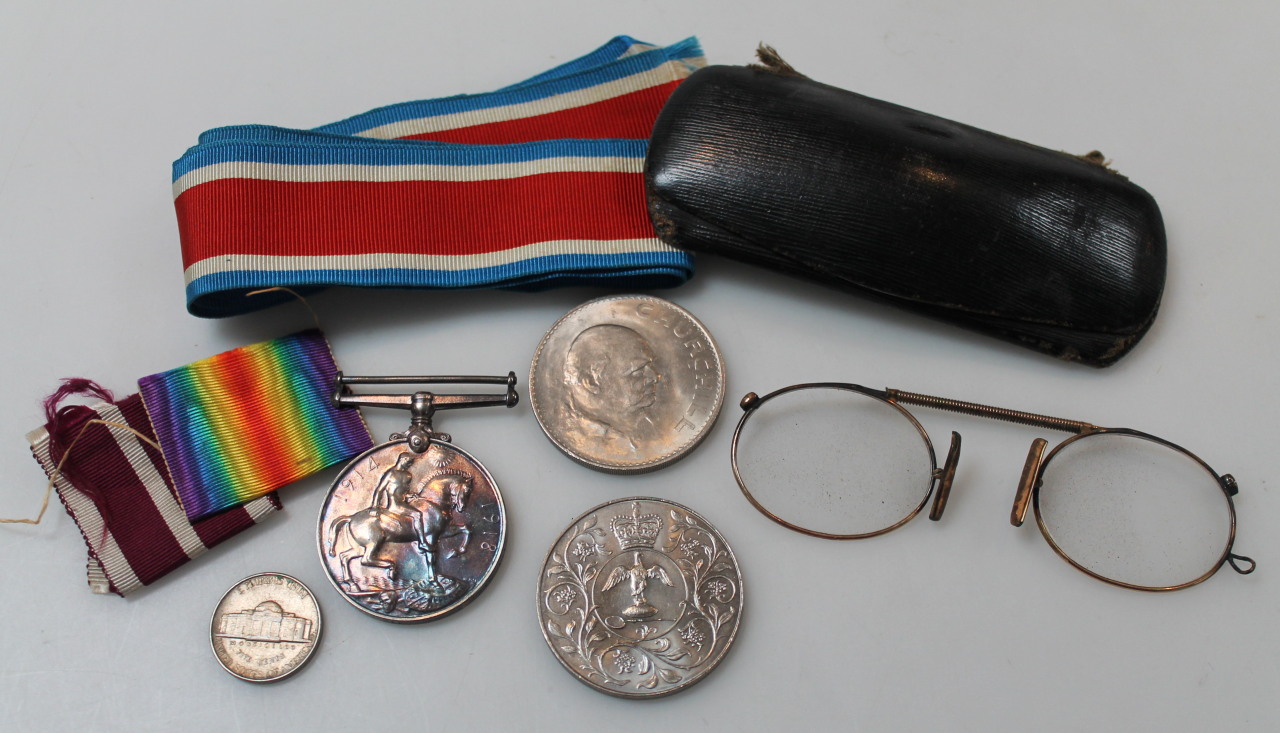 Appraisal: Various medals to include a WWI - service medal awarded