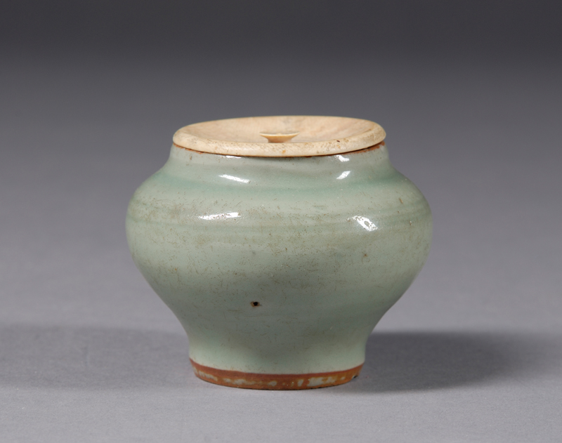 Appraisal: Celadon Jarlet China Yuan period th century Lung Chuan ware