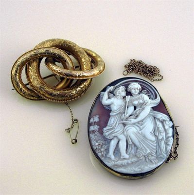 Appraisal: A carved shell cameo brooch depicting Venus and Cupid together