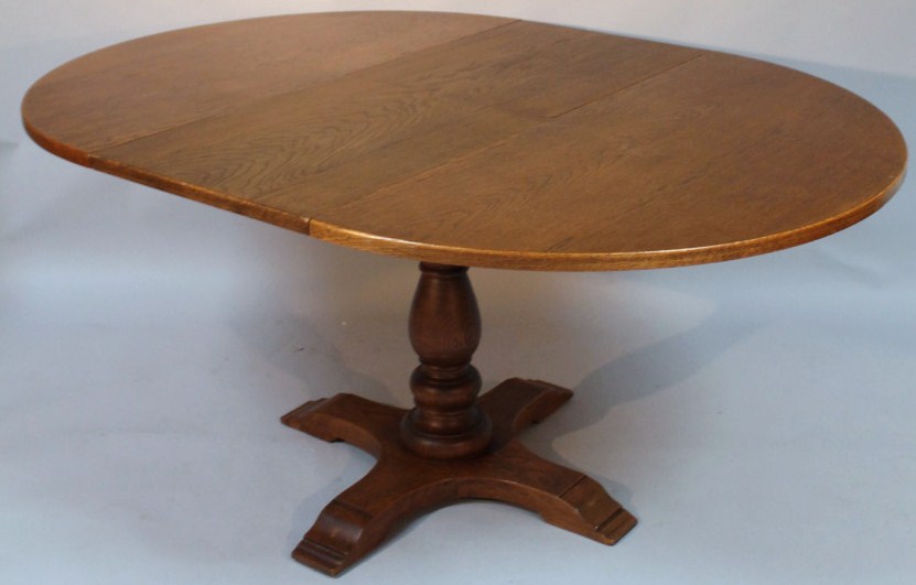 Appraisal: A thC oak finish extending dining table the circular top