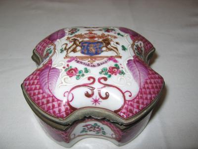 Appraisal: A CHINESE PORCELAIN BOX of quatrefoil form with hinged lid