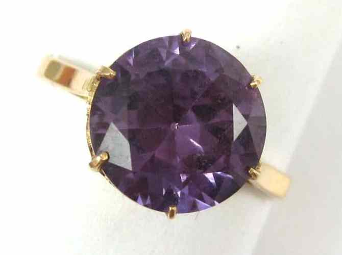 Appraisal: SYNTHETIC COLOR CHANGE SAPPHIRE RING k yellow gold set with