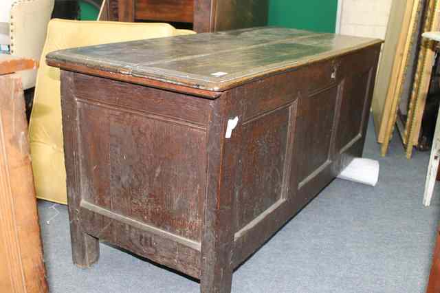 Appraisal: AN TH CENTURY OAK COFFER with plank top and triple