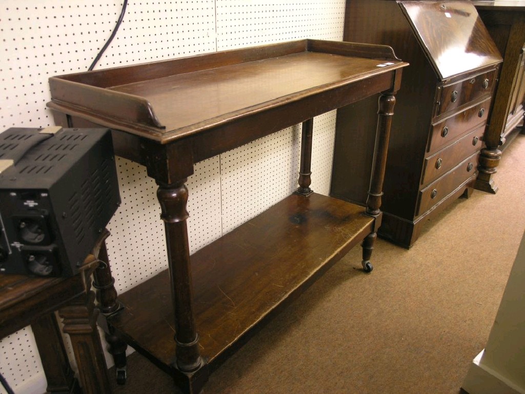 Appraisal: A Victorian mahogany two-tier buffet with tray top on turned