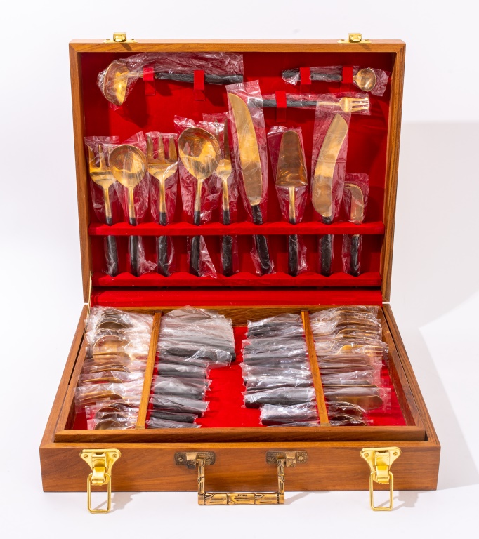 Appraisal: MODERN GILT METAL FLATWARE SERVICE Modern one hundred pieces gilt