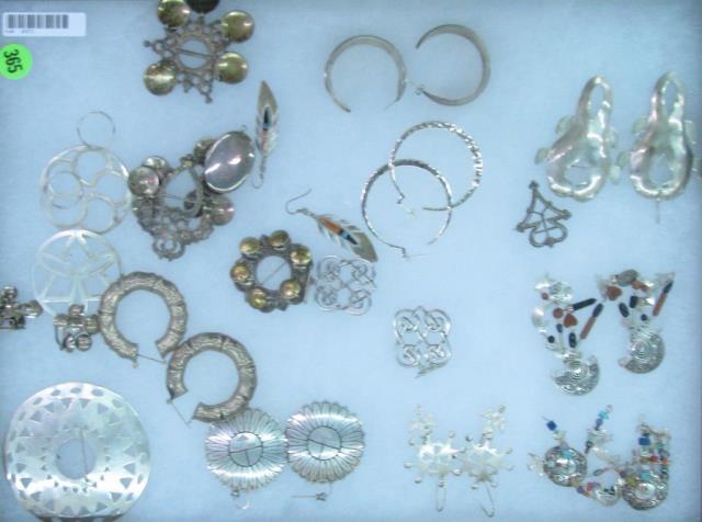 Appraisal: Group of vintage jewelry including pair of earrings and five