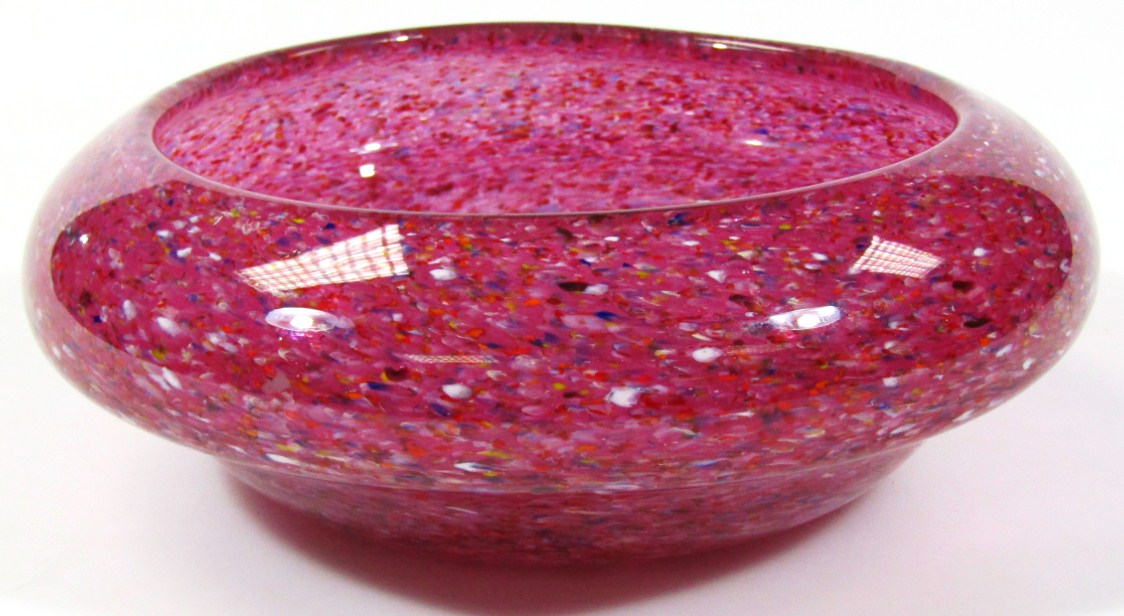 Appraisal: A Strathearn Monart glass bowl in speckled design on pink