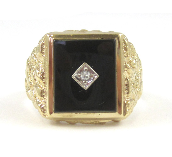 Appraisal: MAN'S DIAMOND AND BLACK ONYX RING The k yellow gold