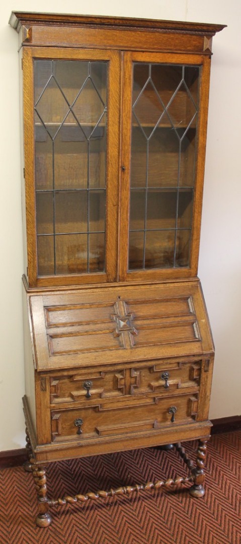 Appraisal: A thC oak bureau bookcase the upper section with a