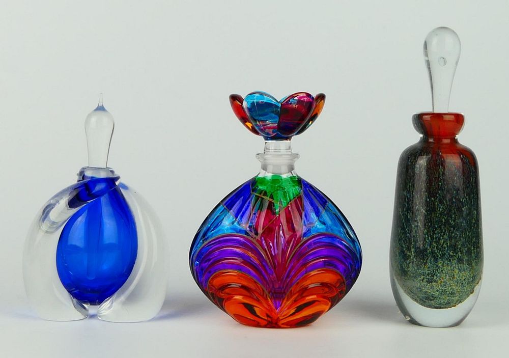 Appraisal: VINTAGE ART GLASS PERFUME SCENT BOTTLES A lot of vintage