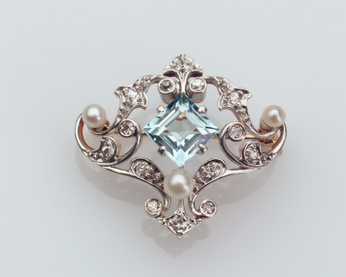 Appraisal: WHITESIDE BLANK Art Nouvea aquamarine and diamond brooch with pearls