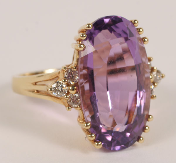 Appraisal: Gold K ring with one oval amethyst measuring mm x