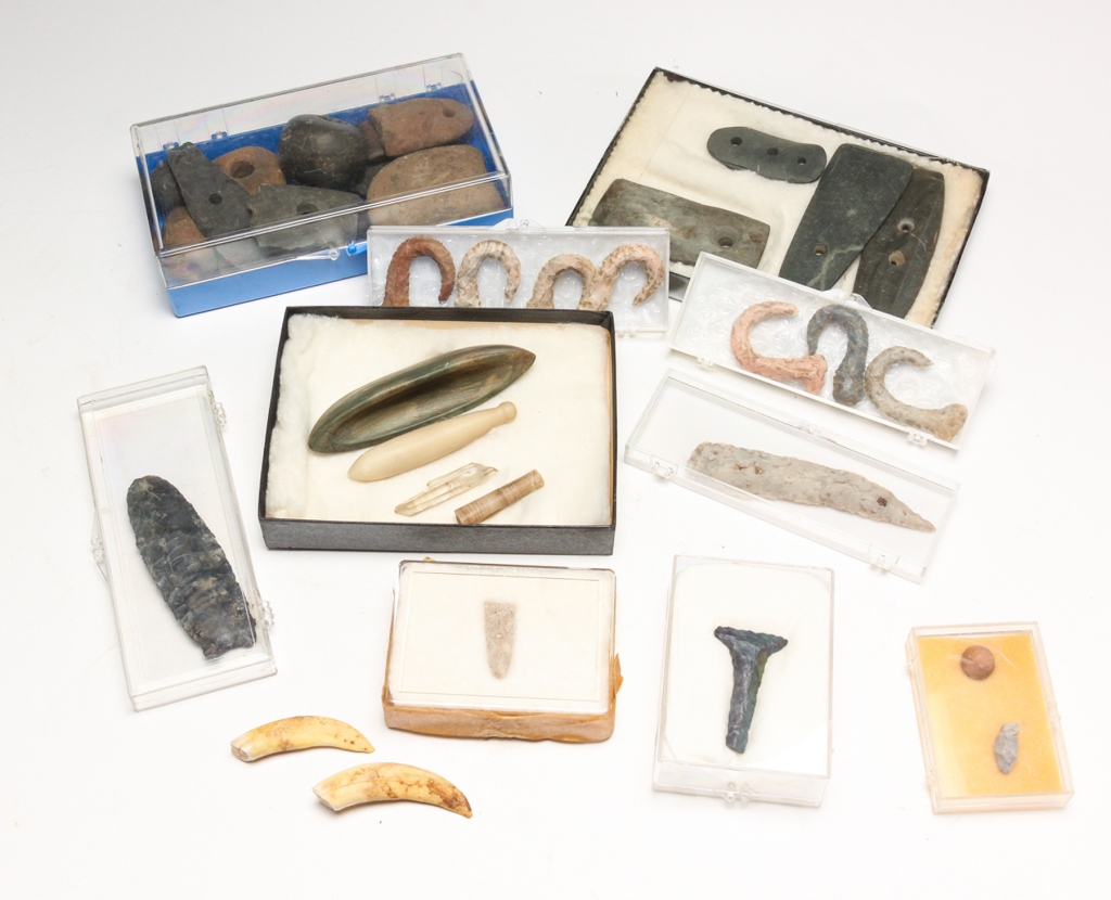 Appraisal: Seven hooks in varying sizes fragments points and other tools