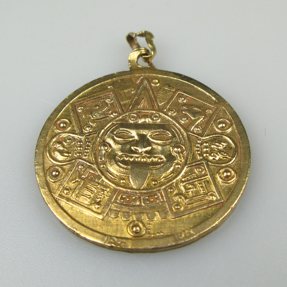 Appraisal: k Yellow Gold Pendant depicting the Mayan calendar