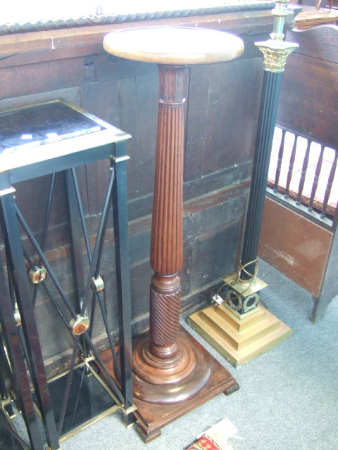 Appraisal: A mahogany torchere with dished top and lobed spiral turned