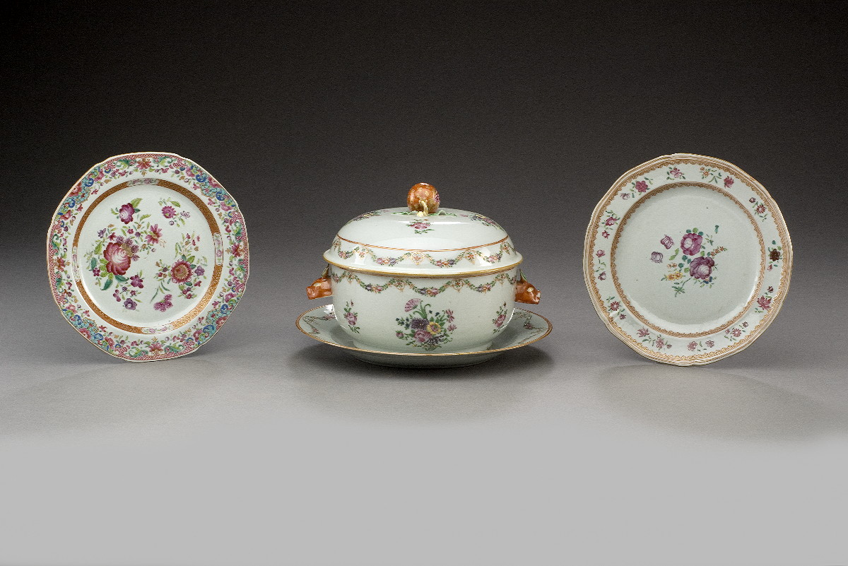 Appraisal: CHINESE EXPORT PORCELAIN TUREEN COVER AND STAND CIRCA Each piece