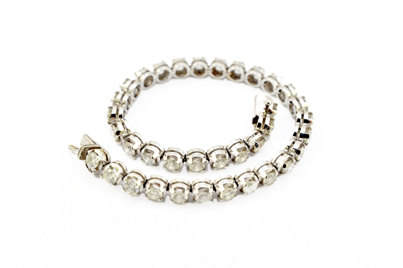 Appraisal: An ct white gold and diamond set bracelet claw set