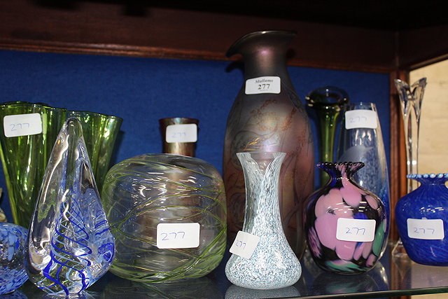 Appraisal: A QUANTITY OF ART GLASS to include a clear glass