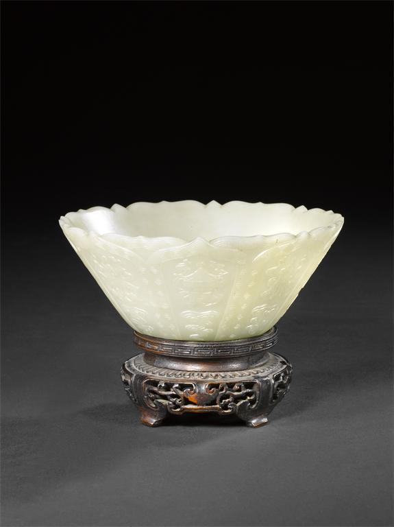 Appraisal: A Chinese pale celadon jade bowl