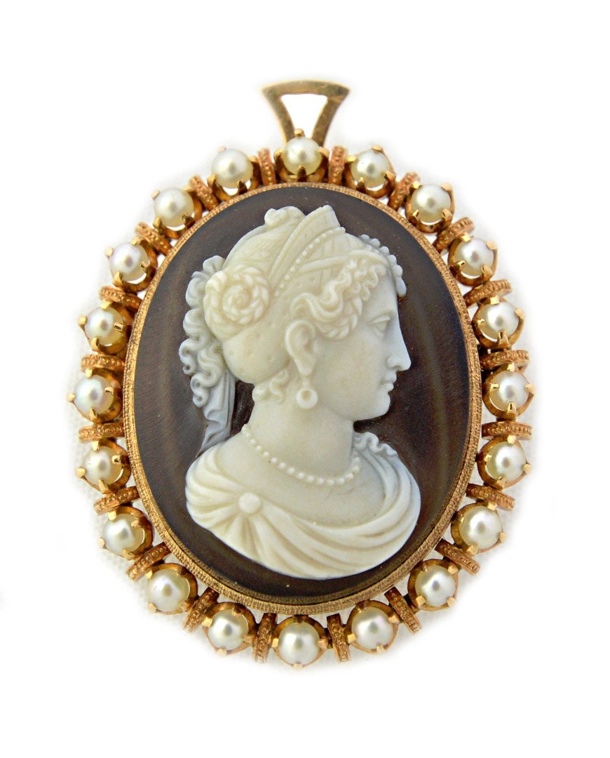 Appraisal: A gold mounted carved banded agate cameo and cultured pearl