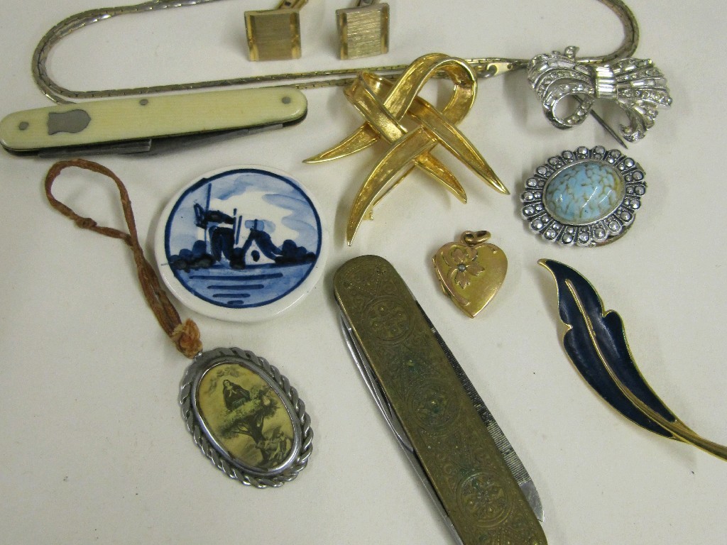 Appraisal: Lot comprising pen knives costume brooches etc