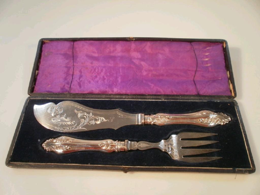 Appraisal: A cased pair of silver handled electroplate fish servers